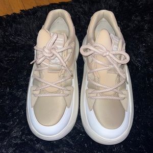Tan Ugg Cloud Foam Sneaker (size 8.5)